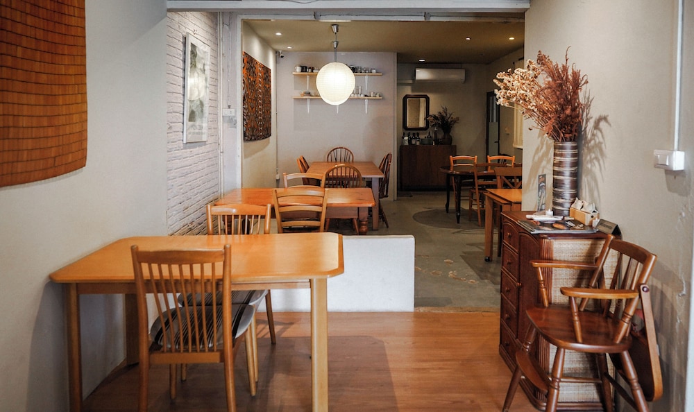 The Goose Cafe & Hostel 33/38