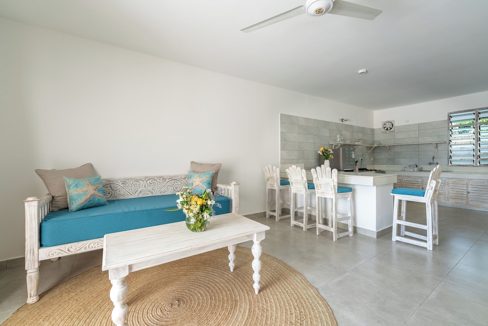 Hibiscus Apartments 63/75