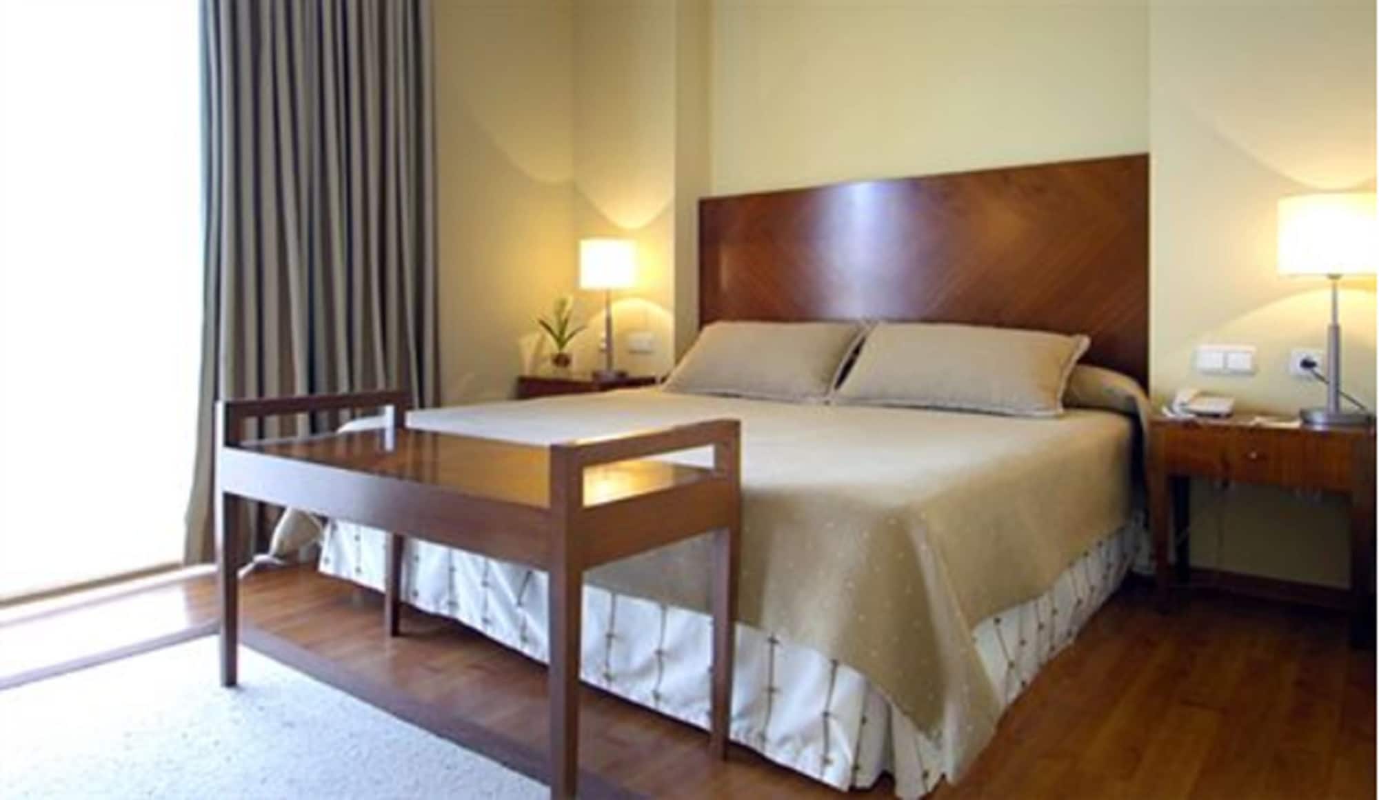 ROOM, DOUBLE OR TWIN BED
