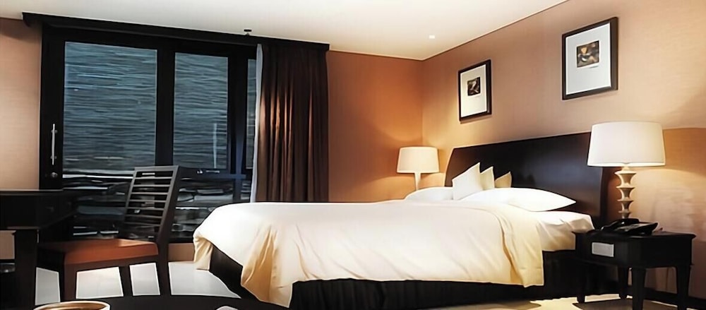 The Palais Dago Hotel 20/55