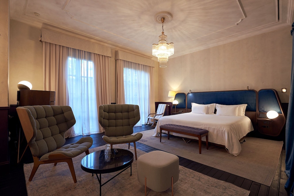 GRAND, SUITE
