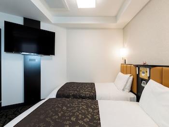 Compact, 2 Double Beds, Corner