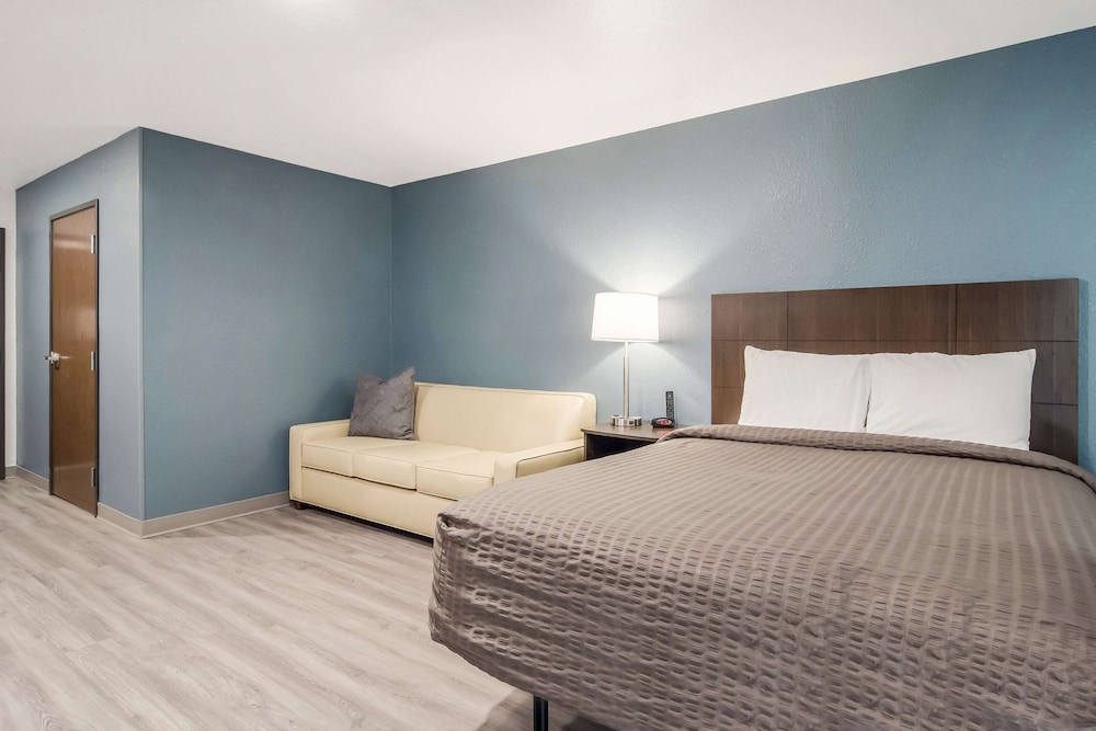 SUITE, QUEEN BED, SOFA