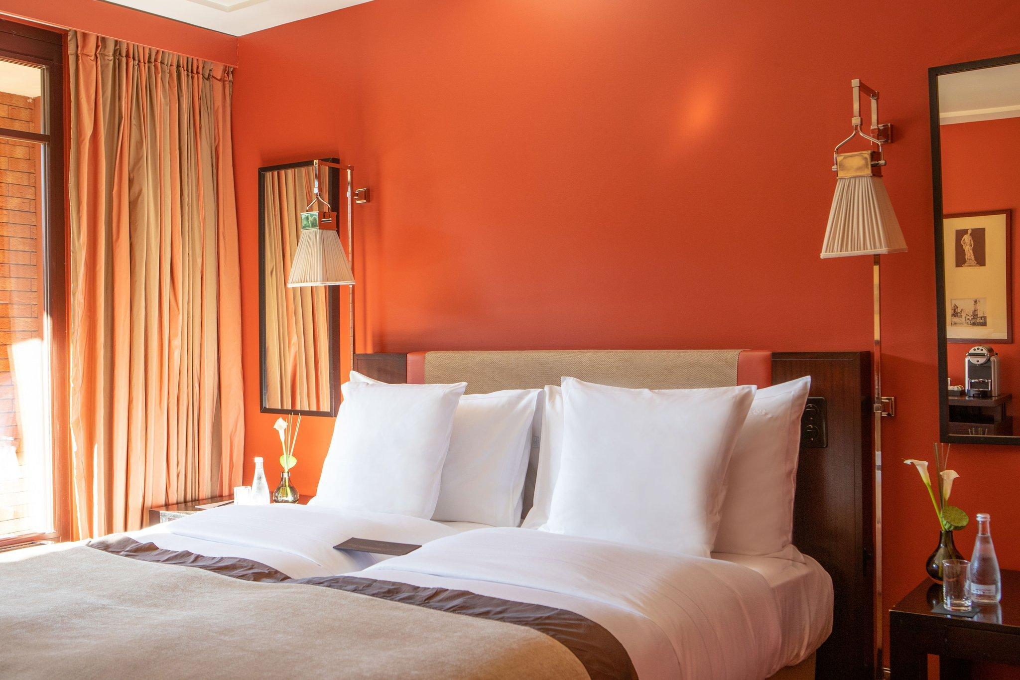 EXECUTIVE, KING BED