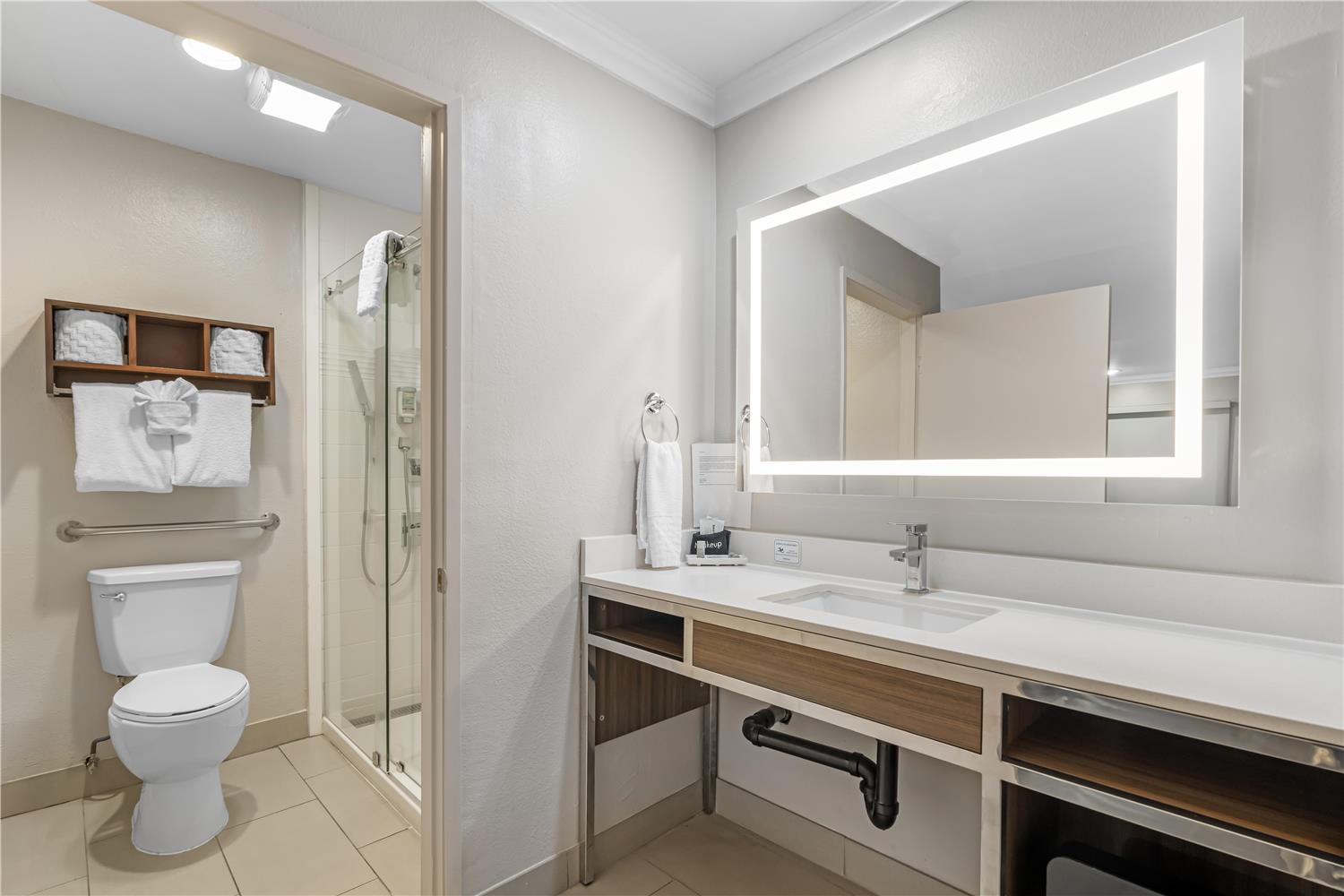 غرفة بسريرين مزدوجين بحوض استحمام لذوي الإعاقة، Best Western Courtesy Inn - Anaheim Park Hotel 3/3