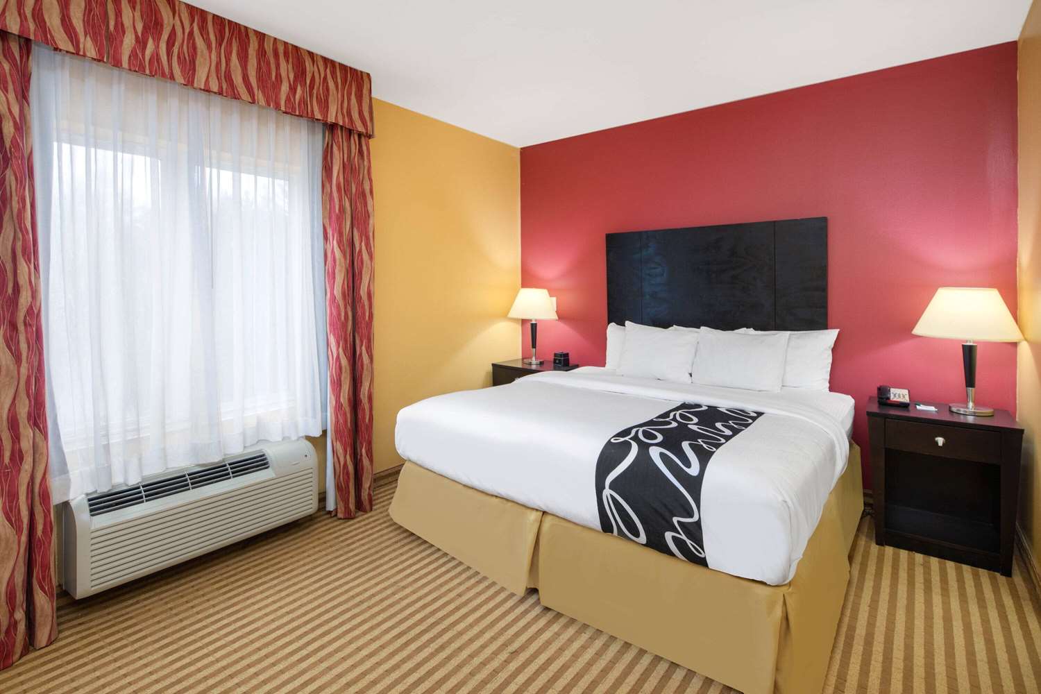La Quinta Inn and Suites by Wyndham Atlanta Union City 8/33