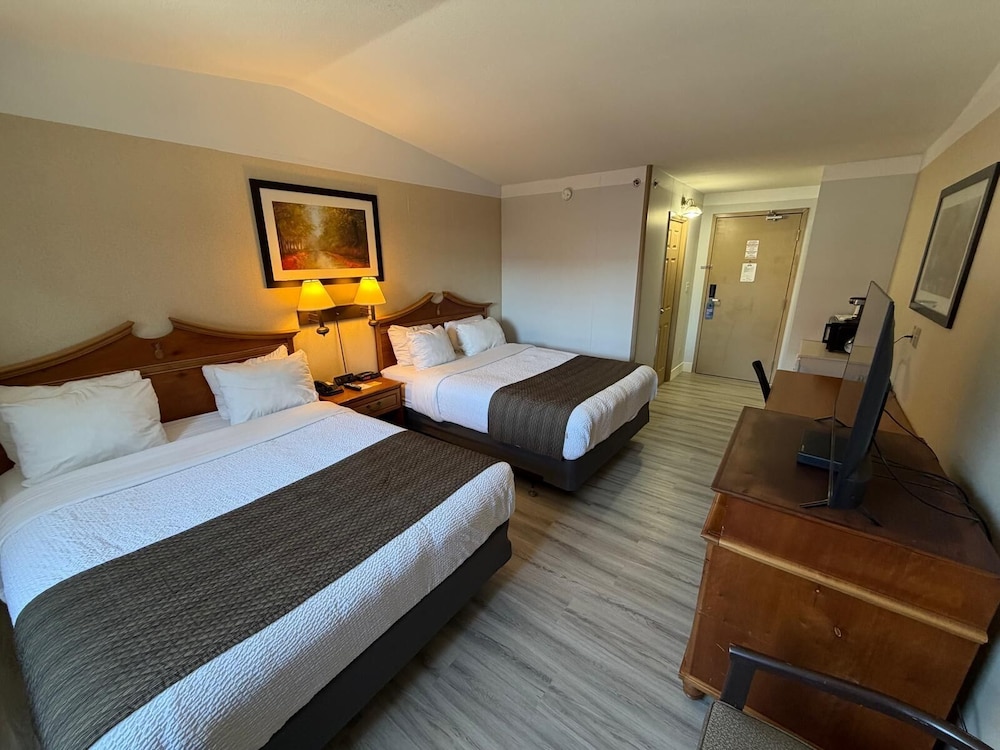 Days Inn & Suites by Wyndham Sault Ste. Marie ON 4/30