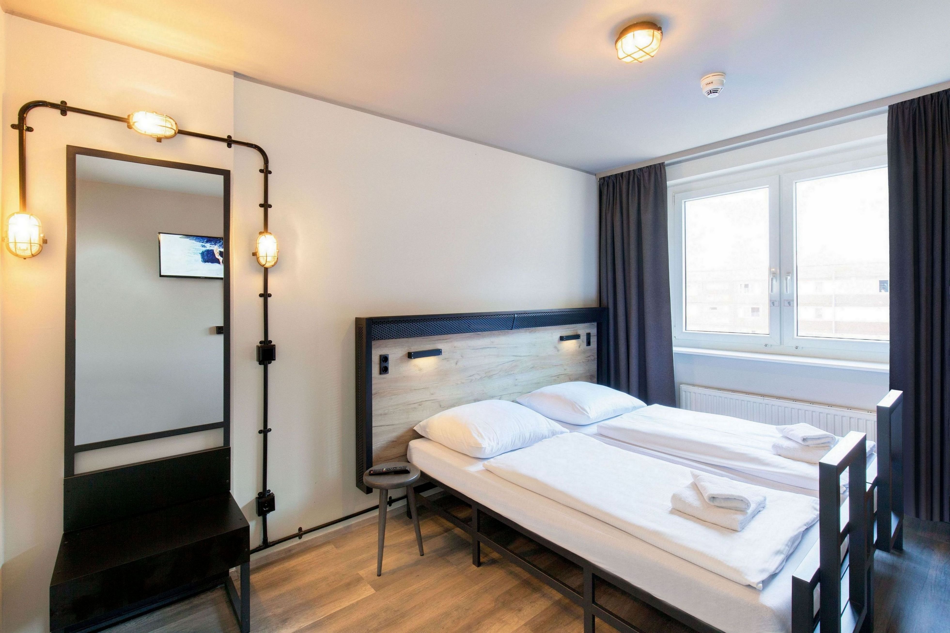 ROOM, SINGLE