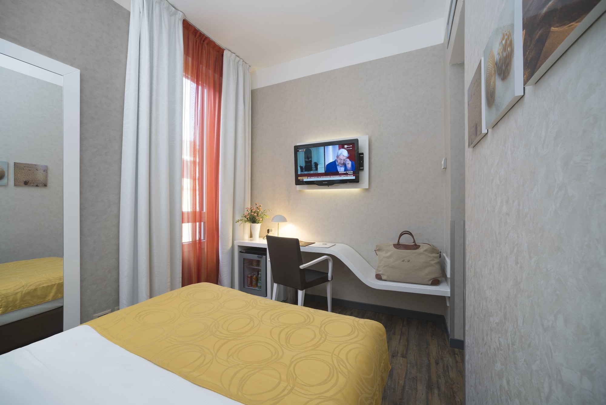 ROOM, SINGLE