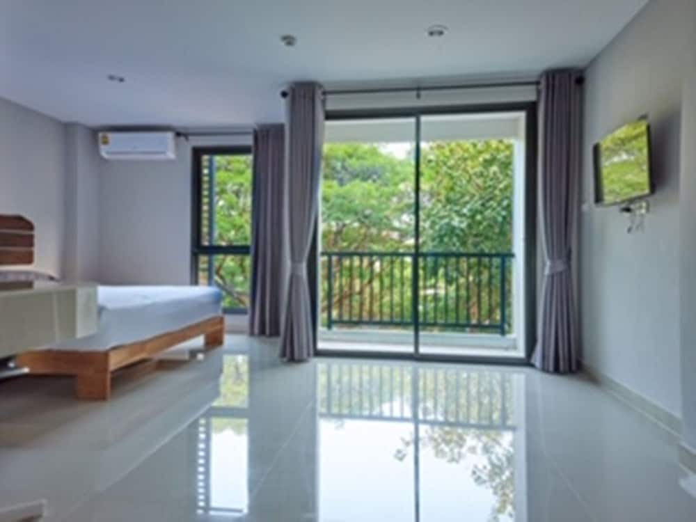 Baan Pakdi 10/30