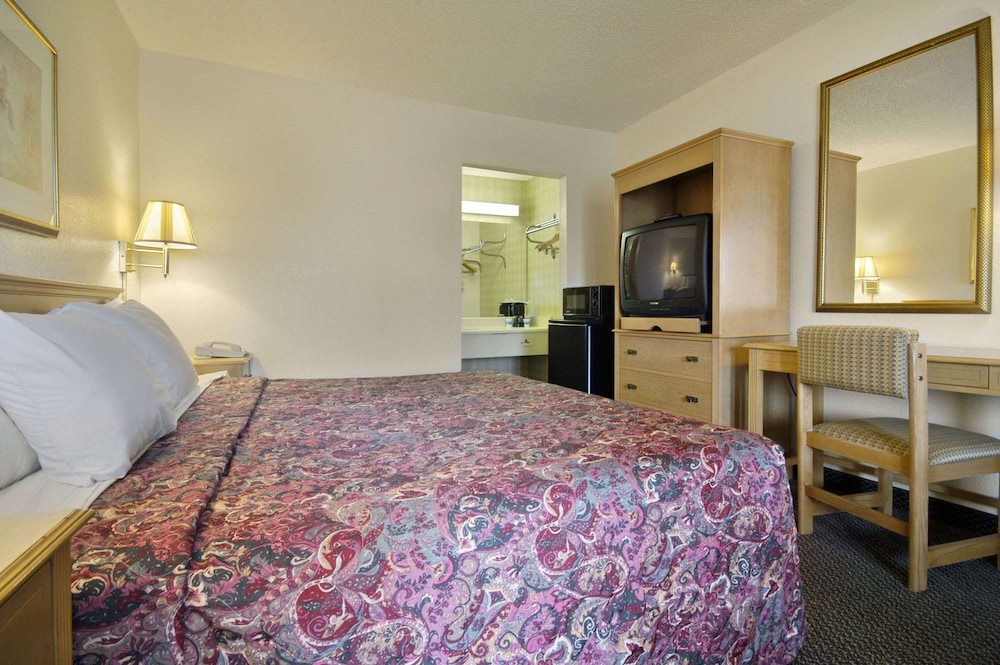 Days Inn & Suites by Wyndham Mobile 15/38
