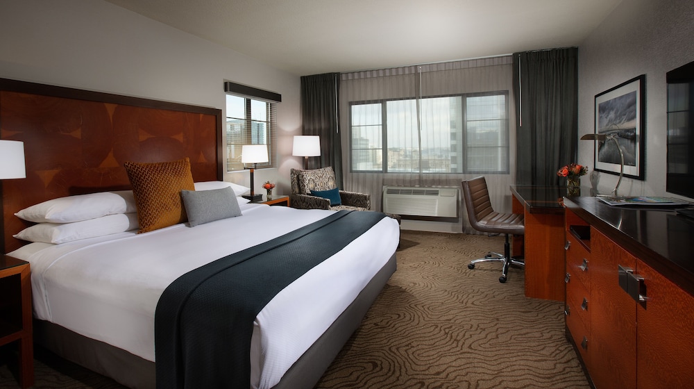 EXECUTIVE, KING BED