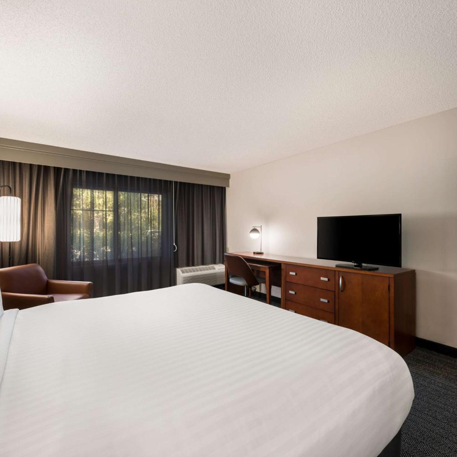 Guest Room, King Bed, Bathtub, Accessible, Sonesta Select San Jose Airport 2/4