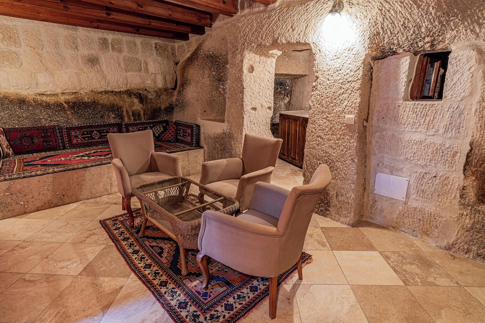 Elegance Cave Suites 35/47