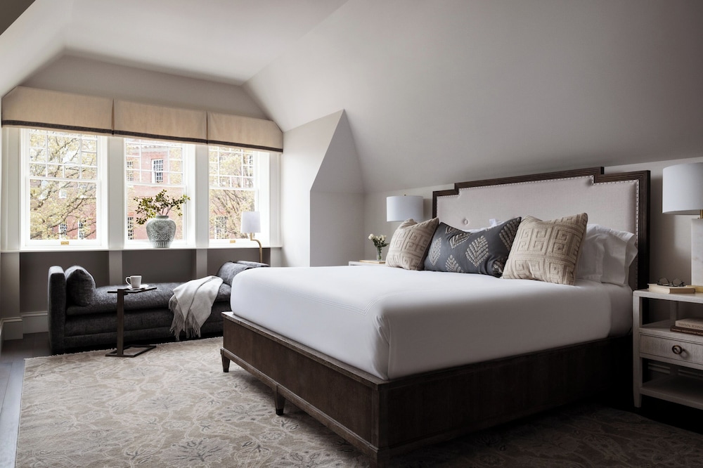 86 State Circle - Luxury Boutique Hotel 4/28