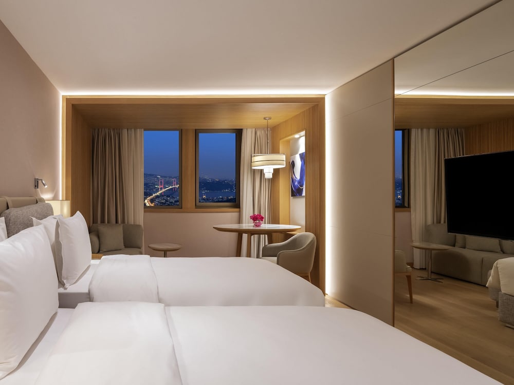 SUPERIOR, TWIN BEDS, CITY VIEW