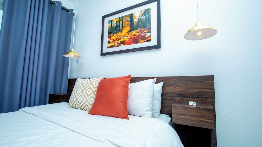 Embassy Gardens Premier Suites 31/50