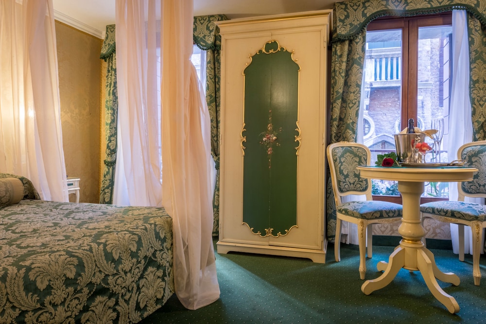 SUPERIOR, DOUBLE BED, CANAL VIEW