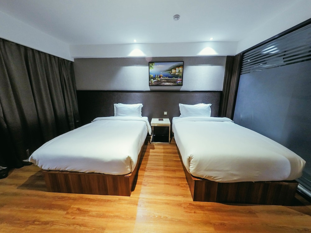 Swiss International Lenana Mount 24/84