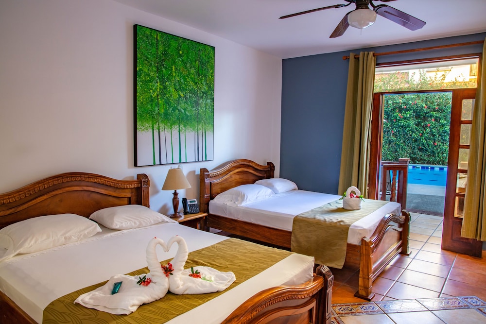 DELUXE, 2 QUEEN BEDS, PARTIAL OCEAN VIEW, POOL SIDE