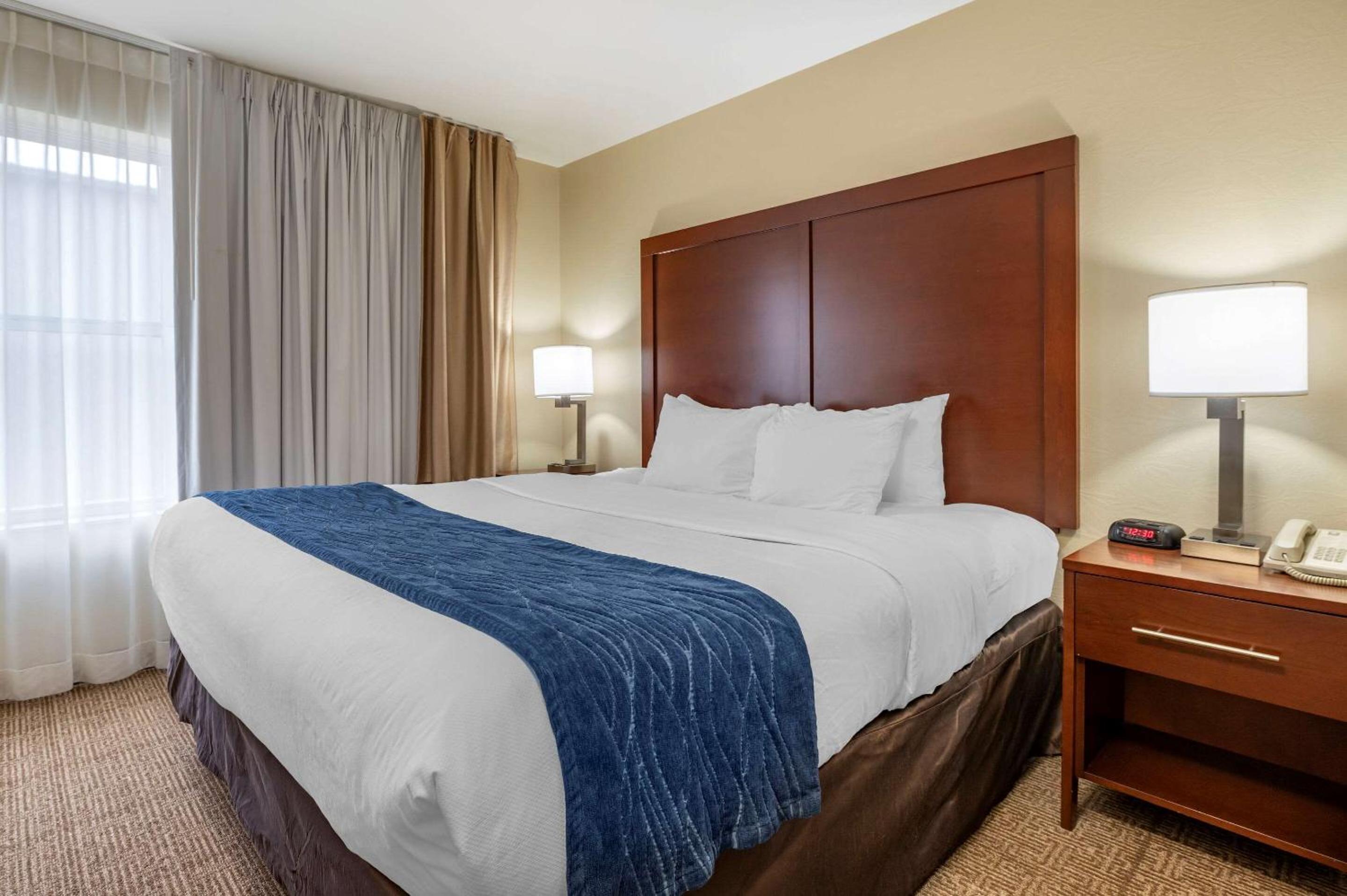 جناح بسرير كينج مع أريكة، Comfort Inn & Suites Northern Kentucky 3/5