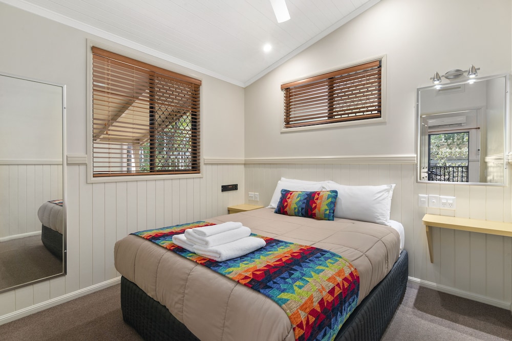 ASHMORE PALMS HOLIDAY VILLAGE 15/78