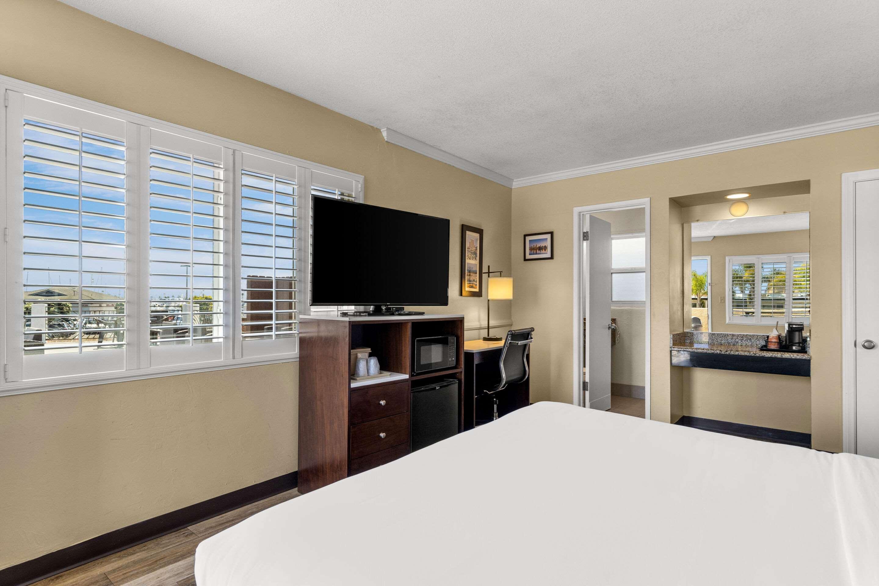 ROOM, KING BED, ACCESSIBLE