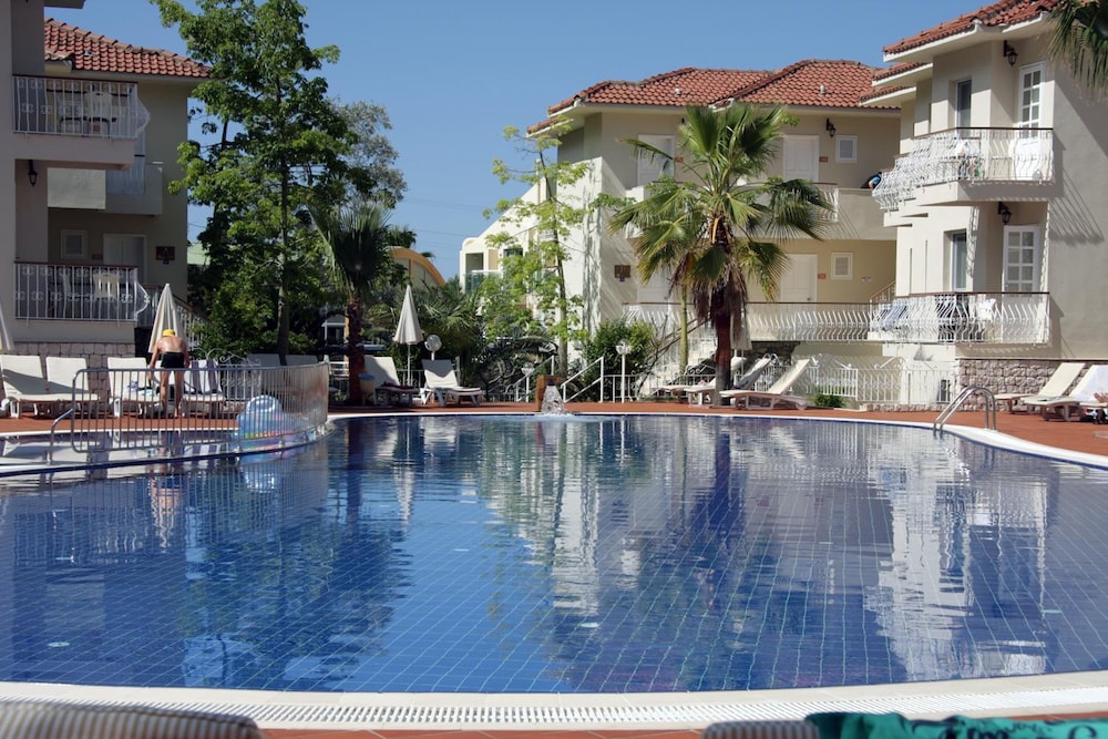 The Blue Lagoon Deluxe Hotel 26/28