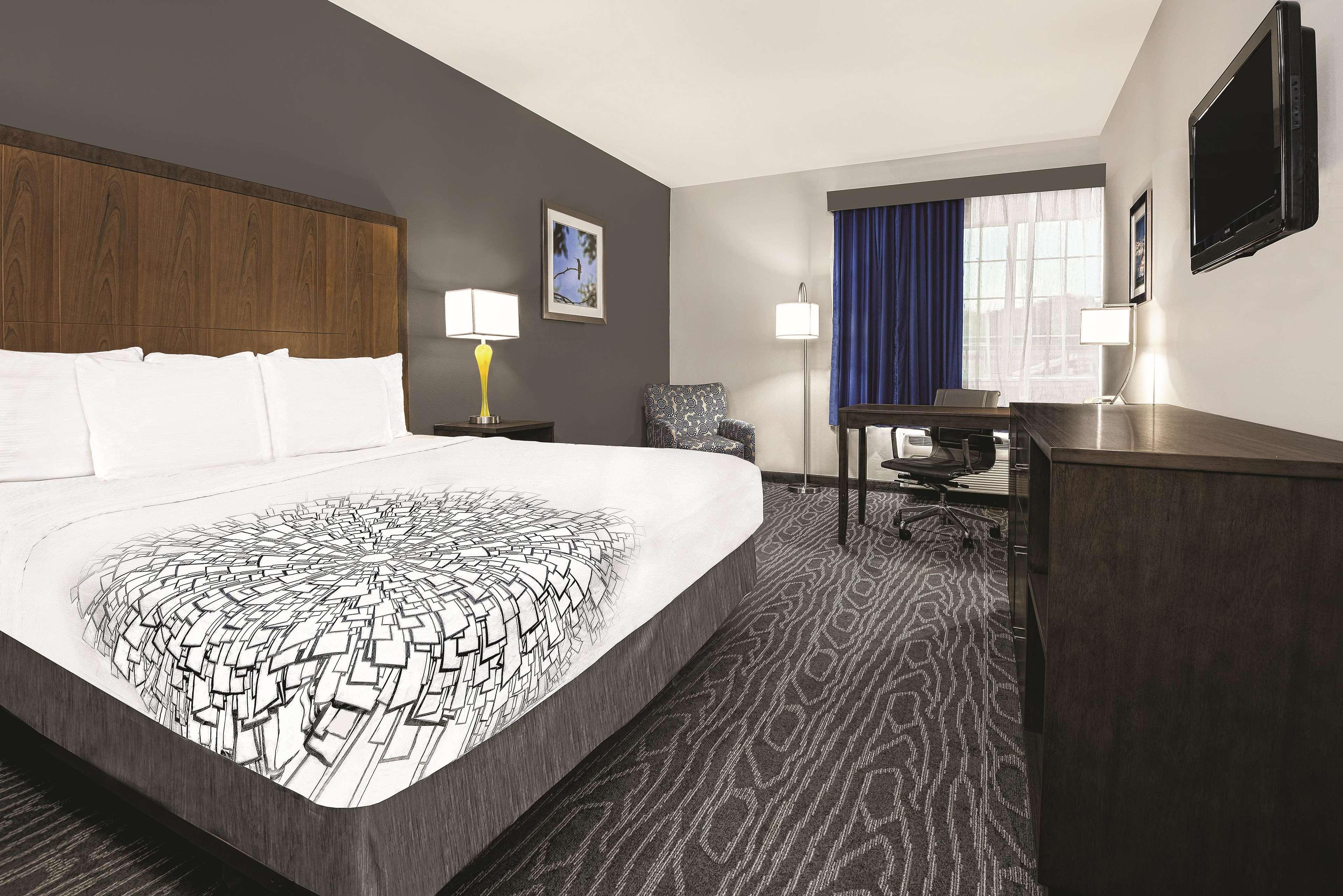 Room, King Bed, Country Side View, Accessible