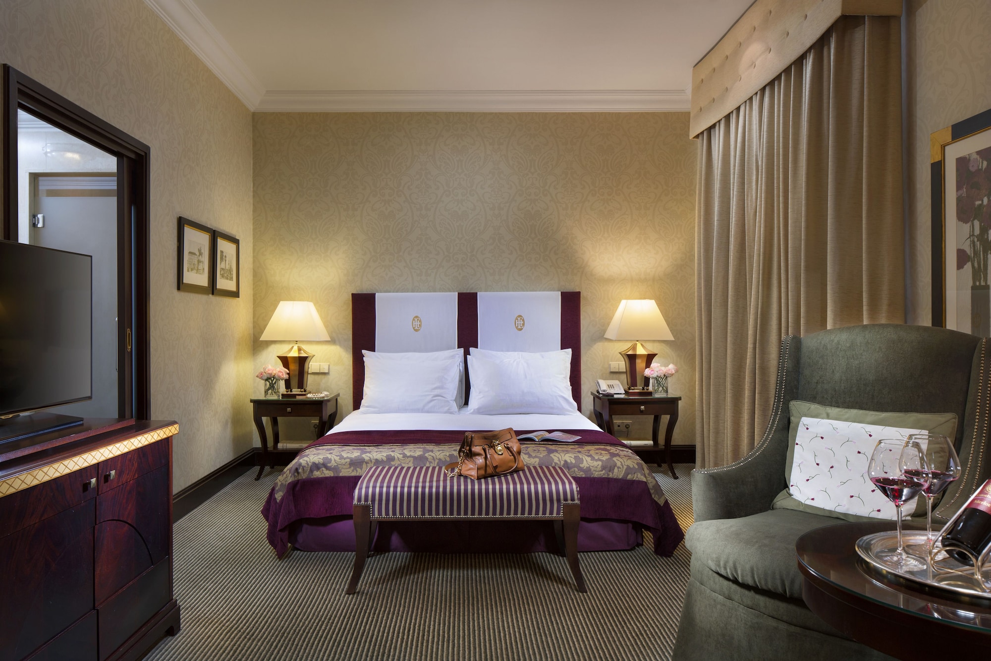 SUPERIOR, QUEEN BED