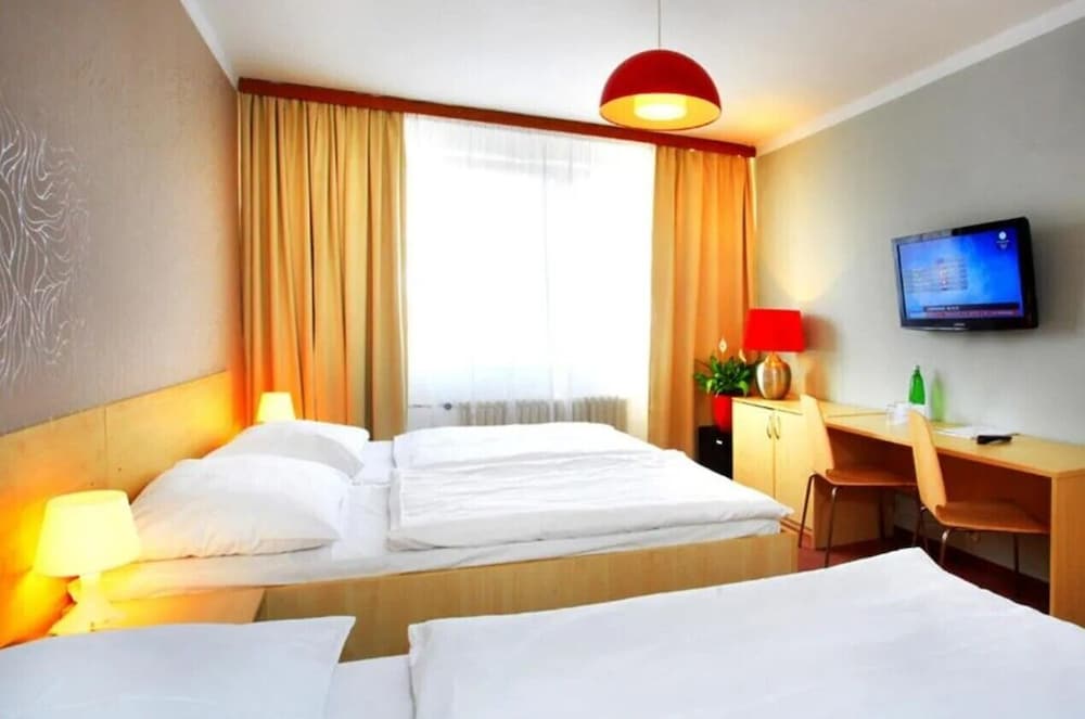 ROOM, QUADRUPLE