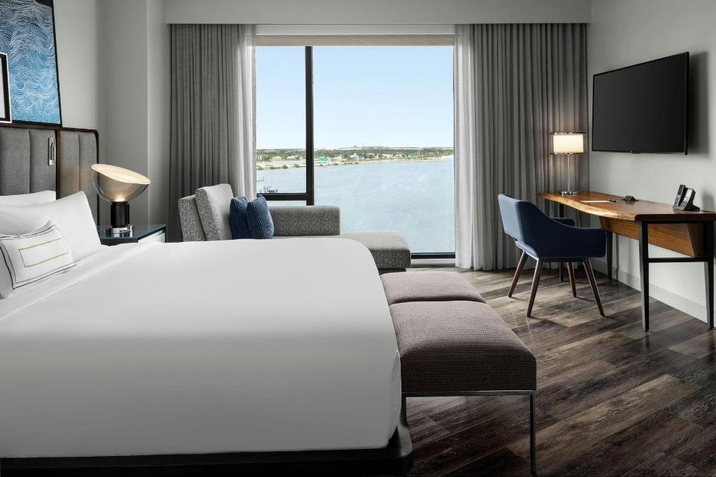 Guest Room, Suite, King Bed, Bay View, Sofa