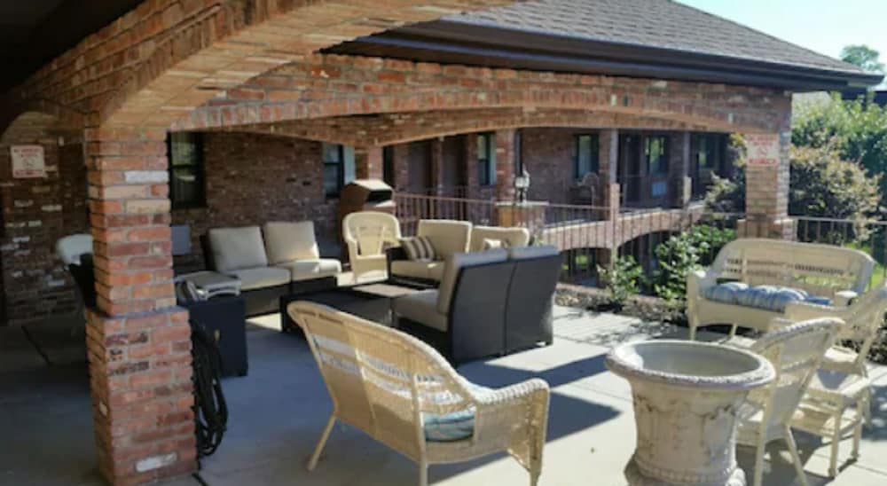 Chalet Inn & Suites Centerport 34/45