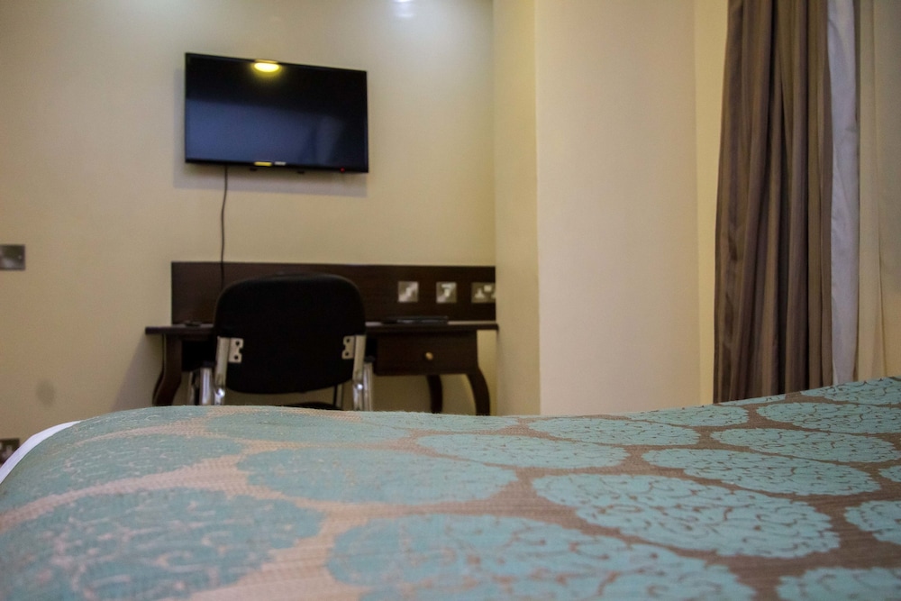 Pinecone Hotel 52/59
