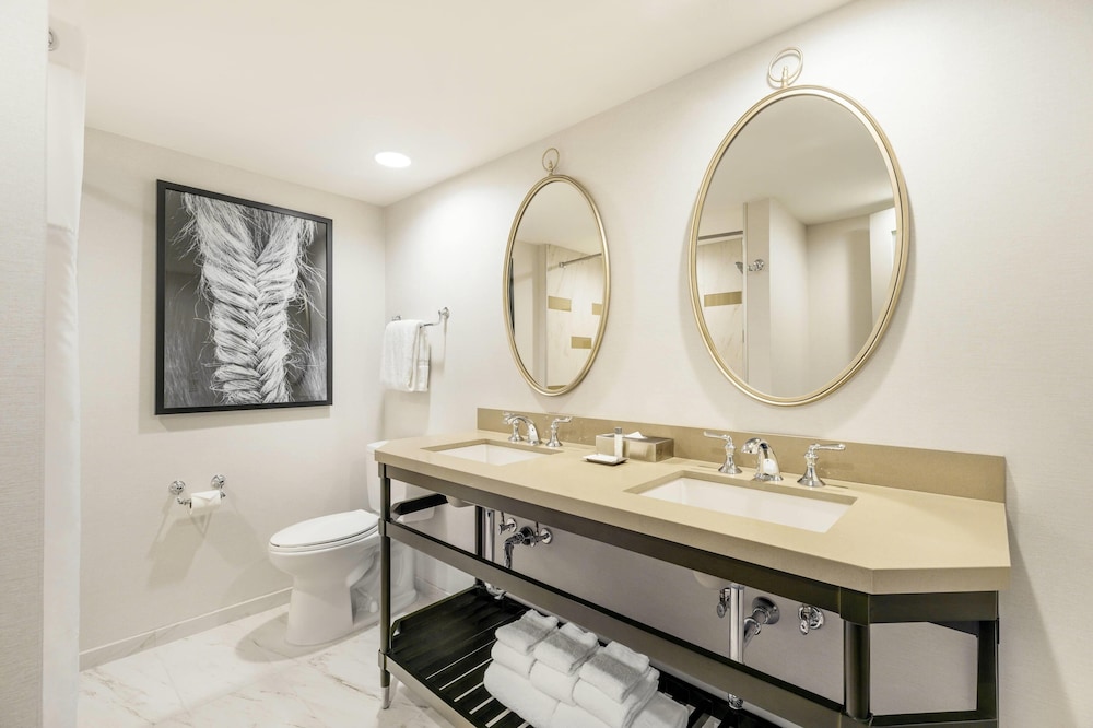 Deluxe, 2 Queen Beds, West Tower