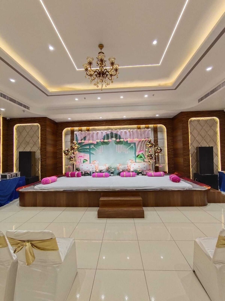 Hotel Yash Regency 6/49