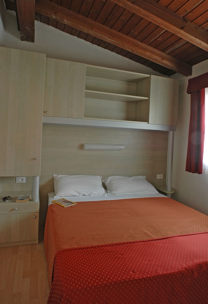 2 Bedrooms, Classic, Bungalow, 1 Single and 2 Queen Beds