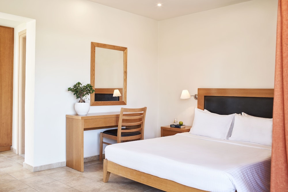 بنغل بسريرين منفصلين بإطلالة على الحديقة مع أريكة، Civitel Creta Beach 2/8