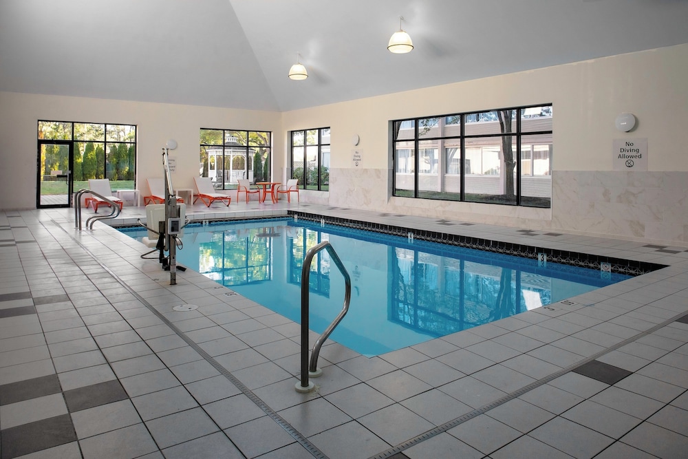 Holiday Inn Suites Boston Peabody 28/62