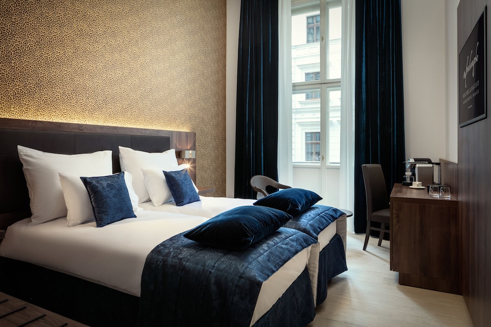 DELUXE, DOUBLE OR TWIN BED