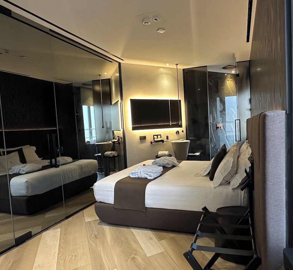 Tritone Luxury Suites 10/30