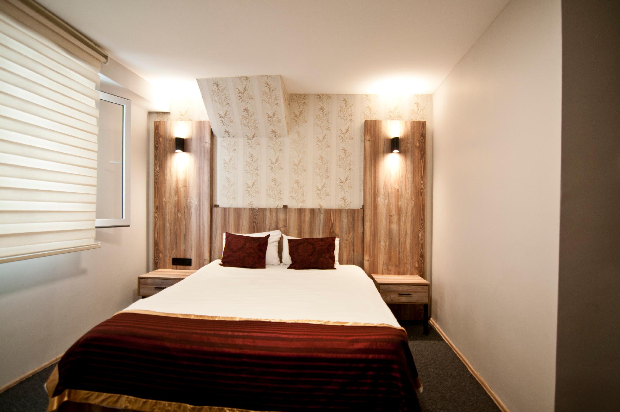 Economy, Queen Bed, No Window