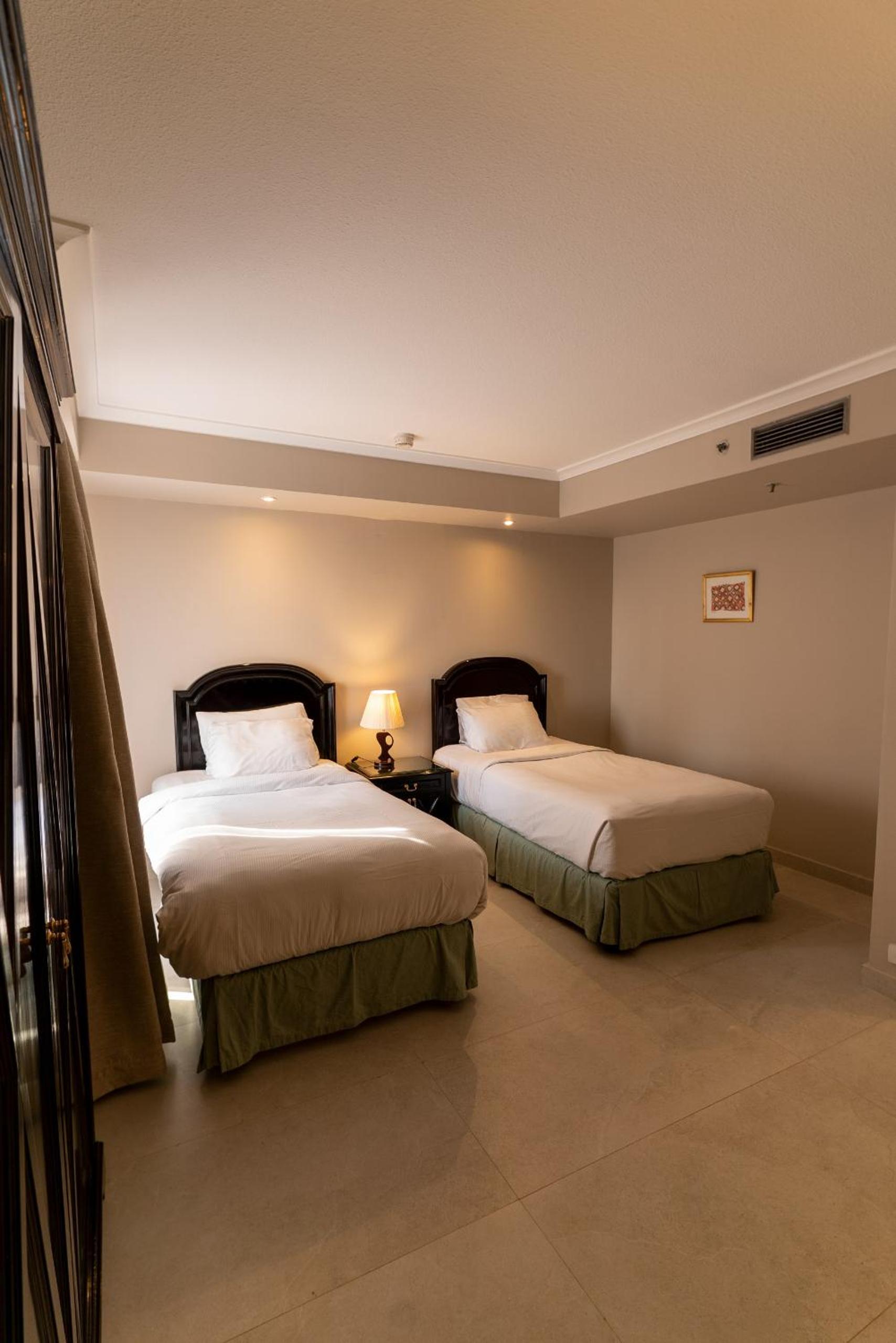 Regent, Deluxe, Suite, King and Twin Beds, City View