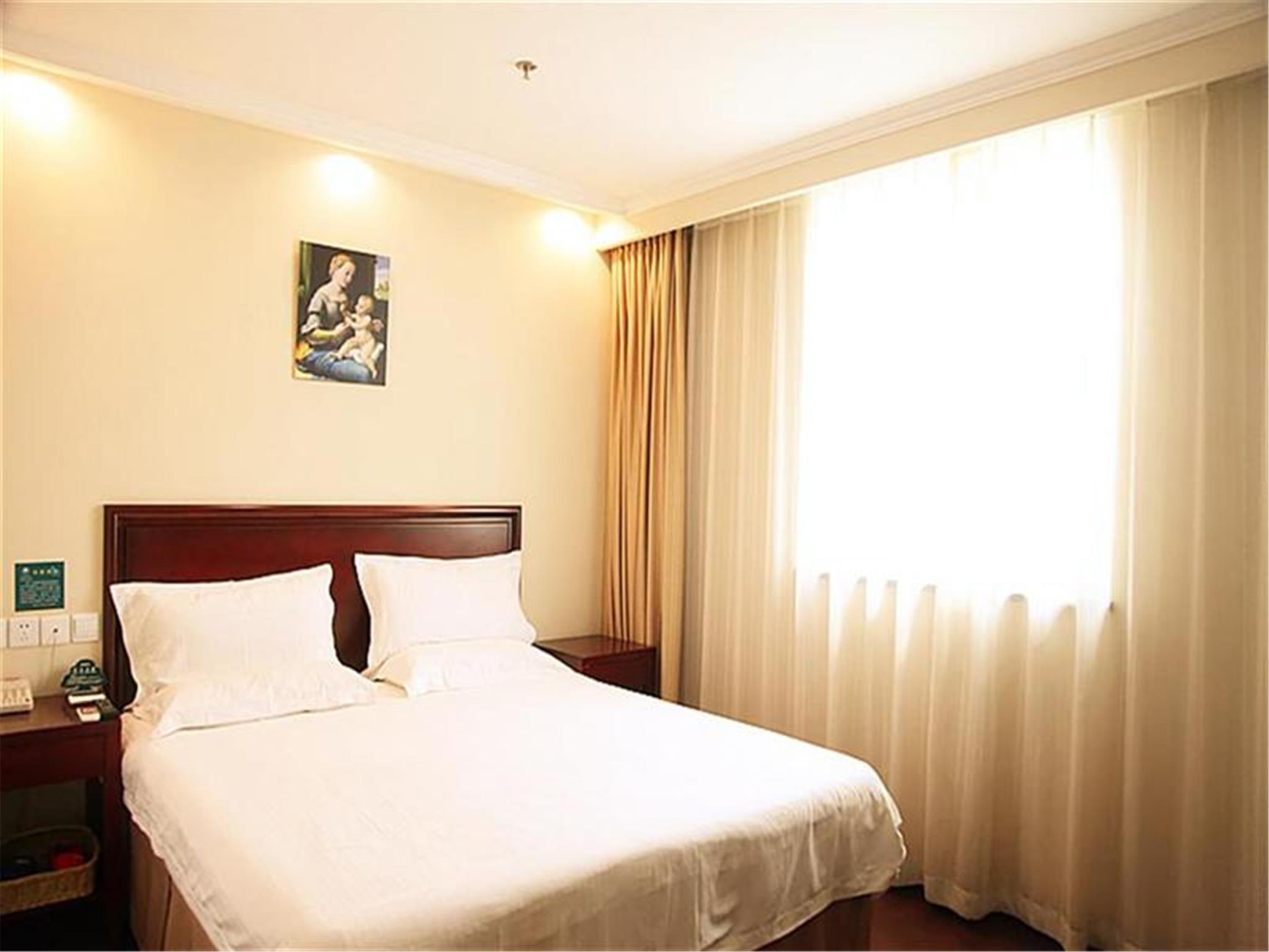 SUPERIOR, QUEEN BED
