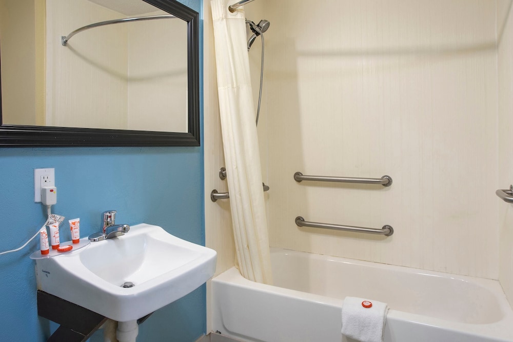 OYO Hotel Knoxville TN Cedar Bluff I-40 20/21