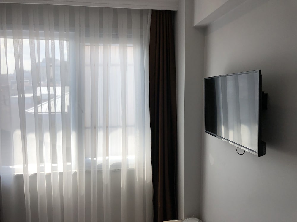 The Reina Hotel 38/70