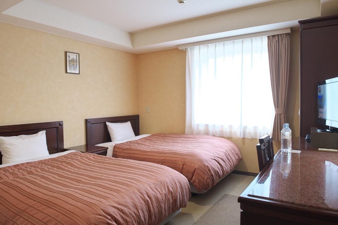 غرفة قياسية بسريرين منفصلين للمدخنين