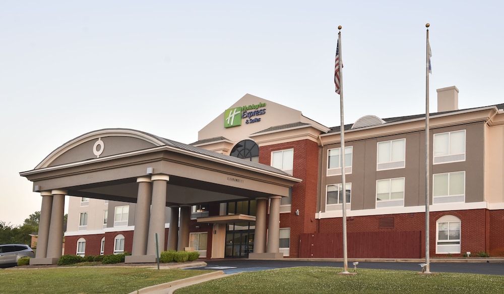 Holiday Inn Express Hotel & Suites Selma 1/65