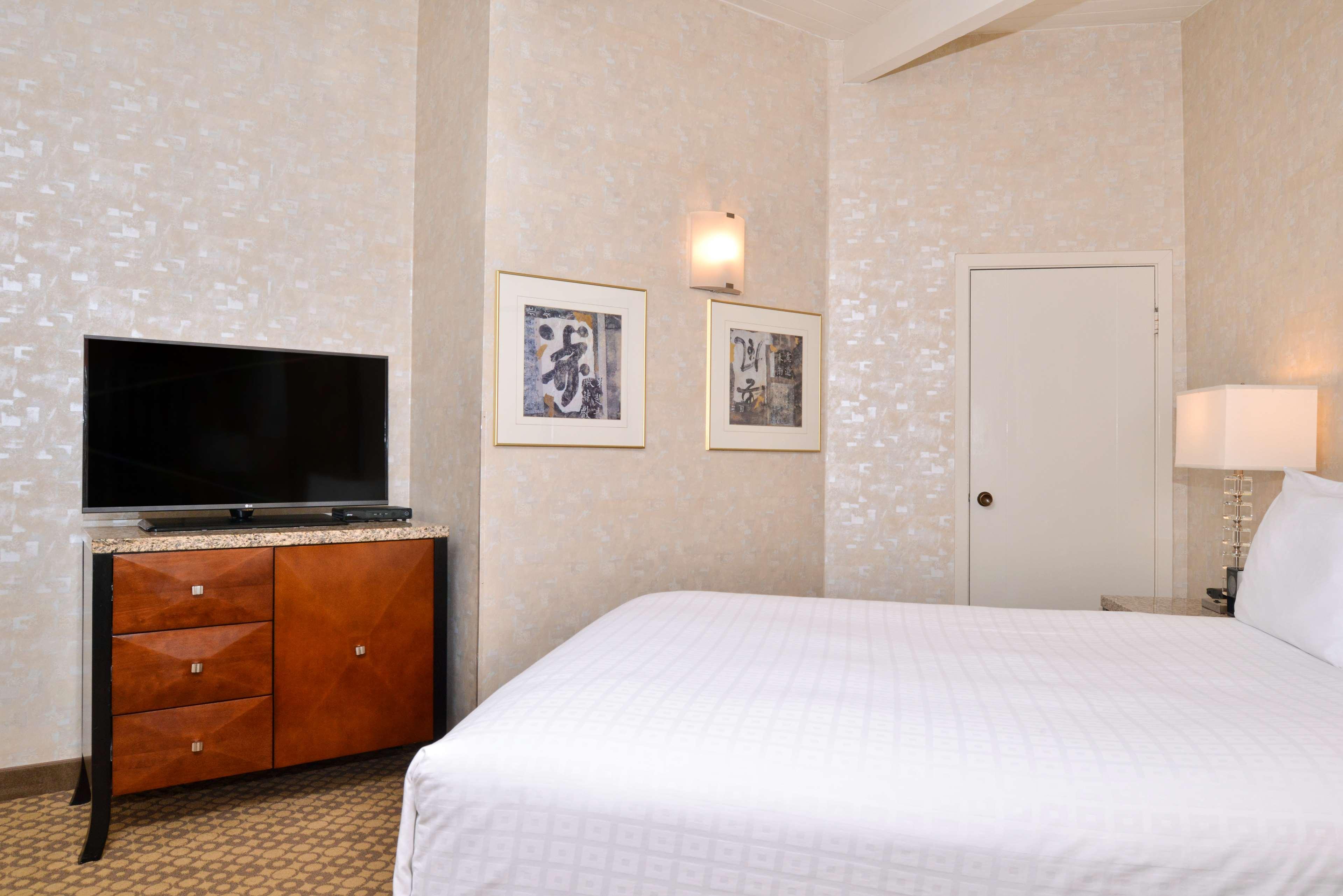 Courtyard, Suite, Queen Bed, Living Area