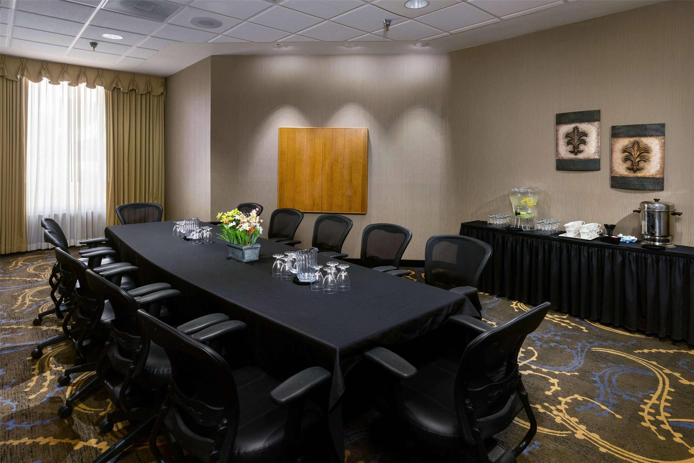 Radisson Hotel Bismarck 34/44